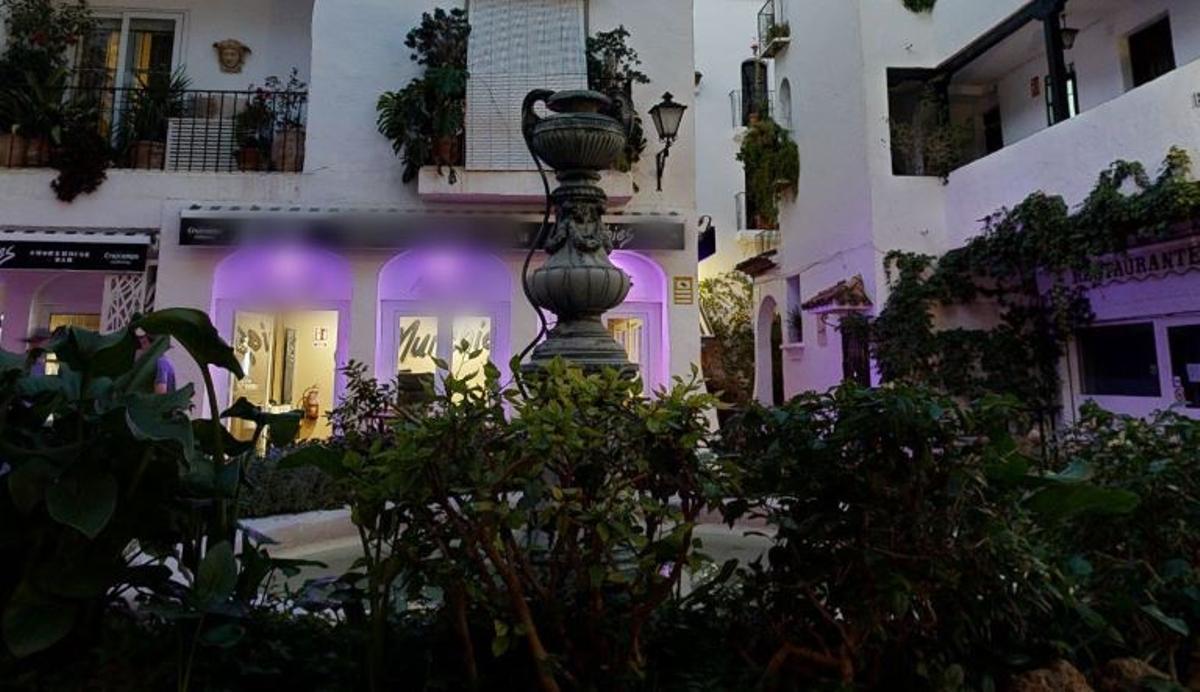La 'Olla' superviviente en la urbanización Pueblo Blanco, en Torremolinos. Lo que queda de una fuente de la Olla.