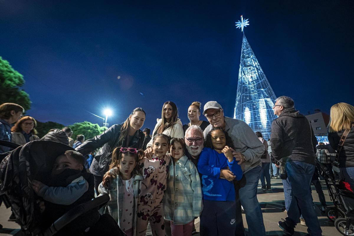 El superárbol de Navidad de Badalona. Badalona ha encendido ya las más de 82.000 luces píxel que componen su tan mediático ‘superárbol’ de Navidad.