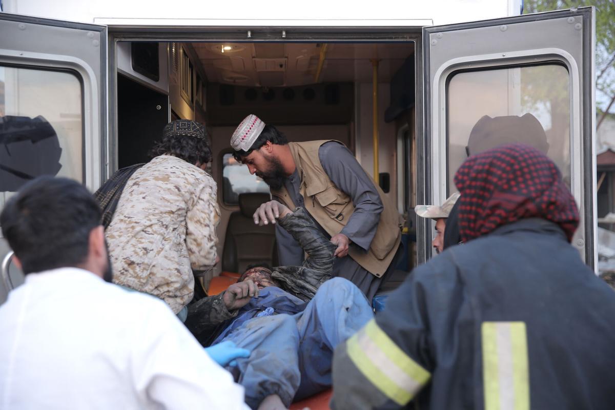 Las víctimas de los presuntos ataques aéreos pakistaníes en Kabul son evacuadas.