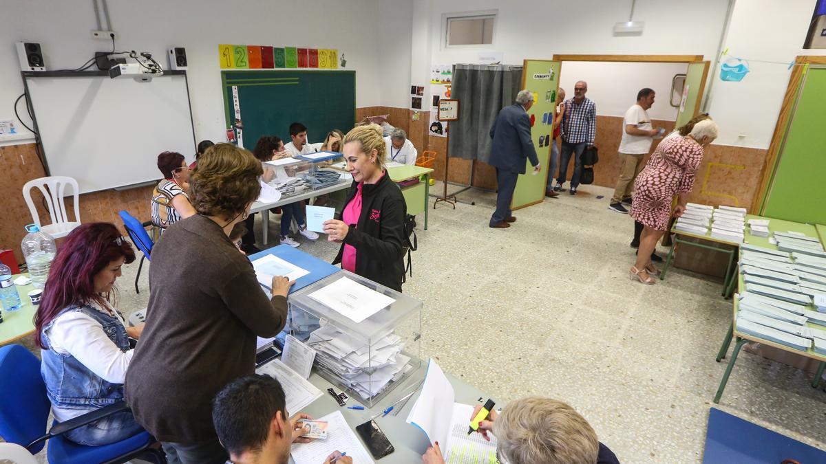 Un colegio electoral de Benidorm, en plena actividad, durante las municipales de 2019.