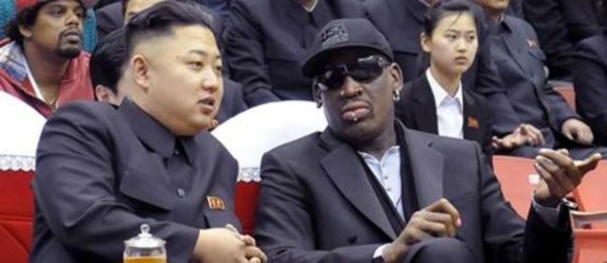 Dennis Rodman conversa amb Kim Jong-Un, durant un partit de bàsquet disputat en Corea del Nord.