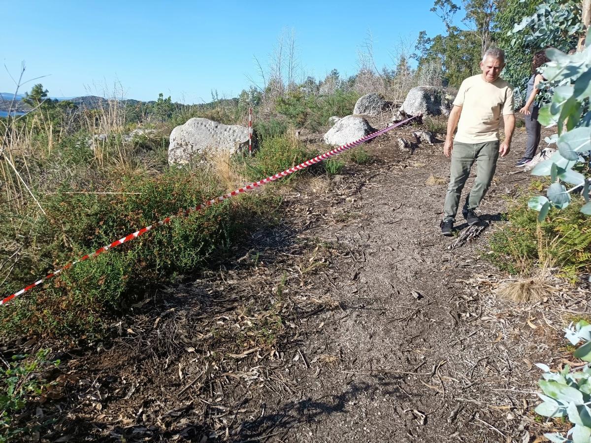 El presidente de los comuneros de Beluso, Xosé Ramón Millán, durante los trabajos de balizado del petroglifo de A Bufúa, cerca de Area de Bon, el pasado mes de septiembre.