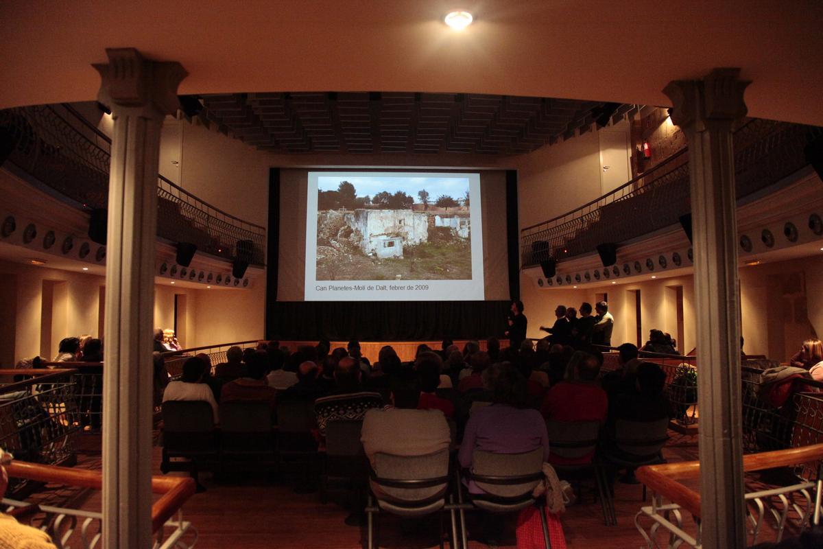 La sala del Teatro España durante el visionado de un documental.