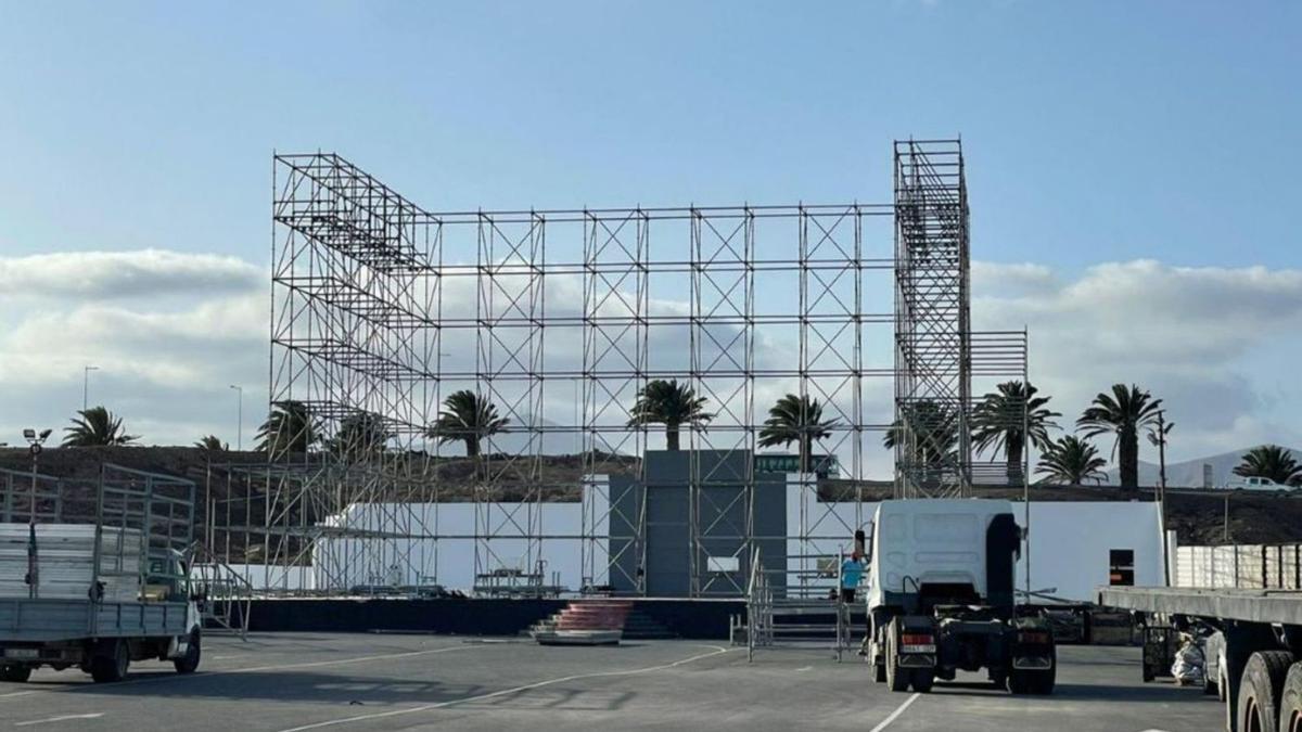 Instalación del escenario en el recinto ferial de Arrecife. | | AYUNTAMIENTO DE ARRECIFE