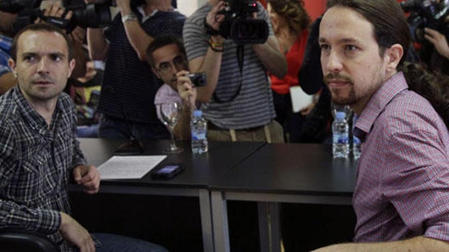 Pablo Iglesias junto a Luis Alegre, integrante de Podemos.