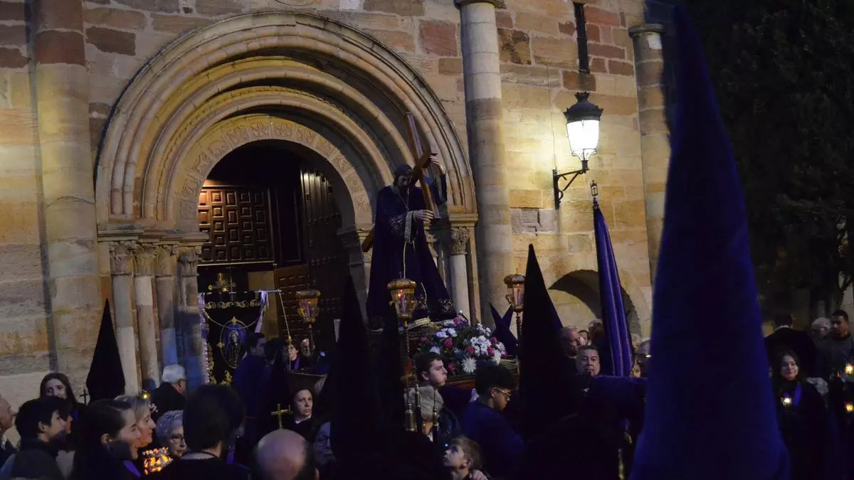 La cruz guía la noche del Jueves Santo en Benavente
