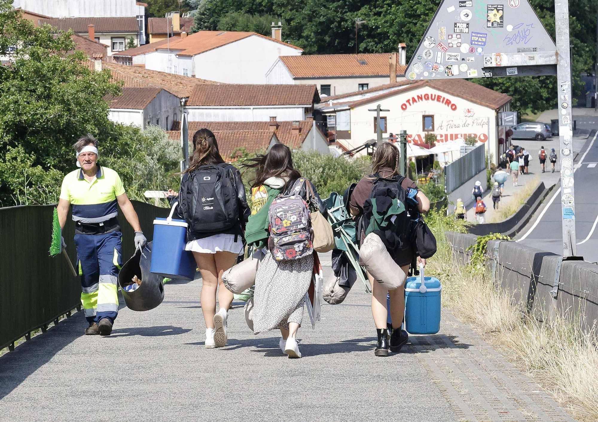 Vuelta a la realidad, paso a paso y mochila a cuestas: los campistas abandonan el Monte do Gozo
