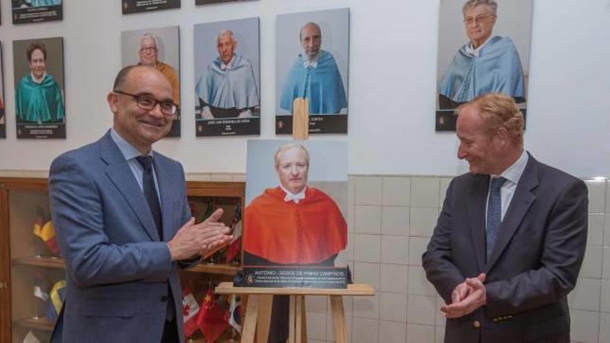 El rector y el director ejecutivo de la Euipo ayer con el retrato.