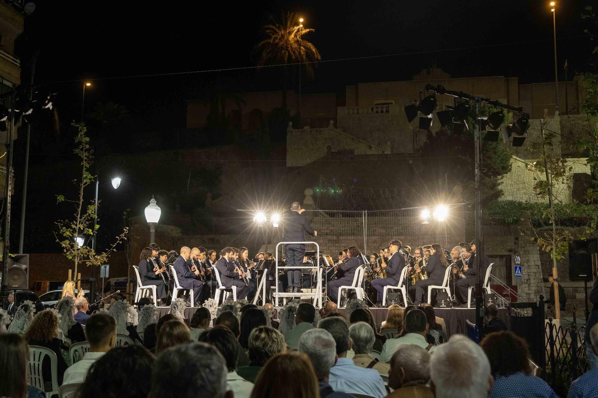 El homenaje al fundador de las Hogueras, José María Py, y el Festival de Bandas de Andrés Llorens iluminan una noche con olor a fiesta y pólvora