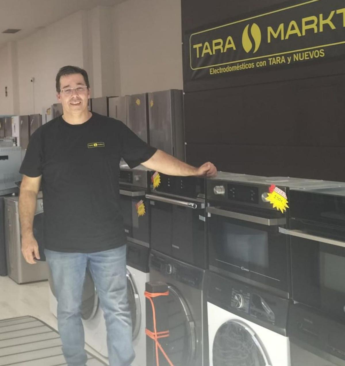 Roberto Basteiro en su local de la Avenida de Santiago.