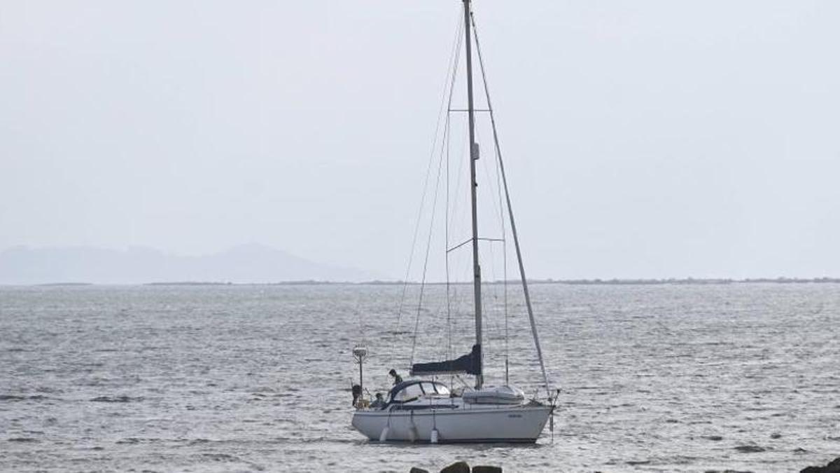El velero accidentado ante la costa de Poio