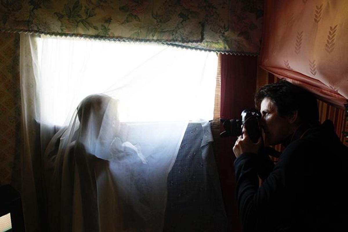 La fotógrafa Susana Vera trabajando