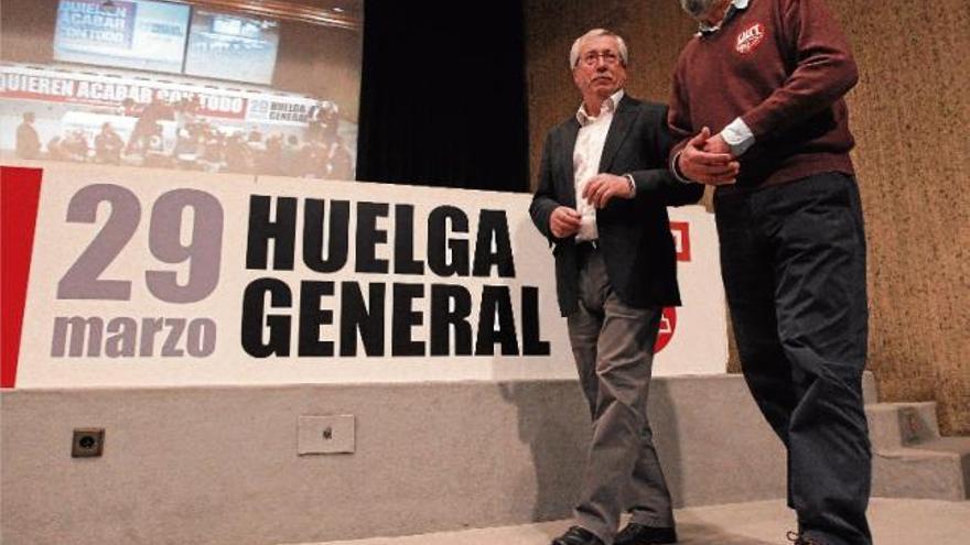 Acció unitària dels sindicats
El secretari general de CCOO, Ignacio Fernández Toxo (esquerra) i el d&#039;UGT, Cándido Méndez, van anunciar, ahir, la convocatòria d&#039;una vaga general el proper 29 de març contra la reforma laboral aprovada pel Congrés.