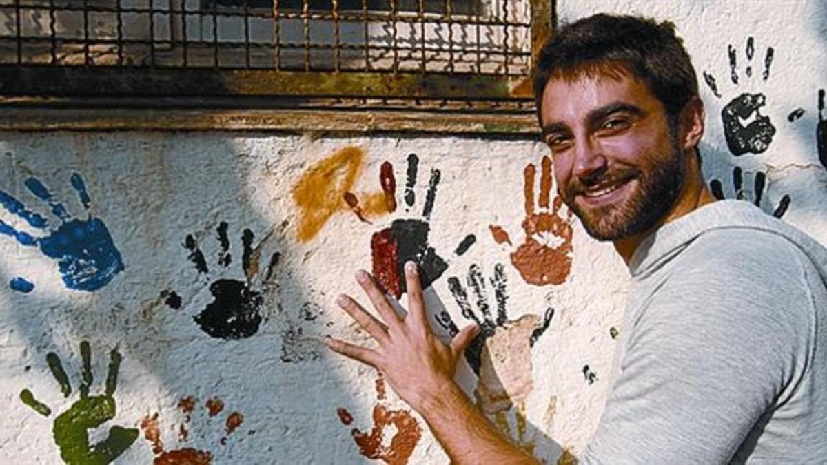 La pared del parvulario Grafitos con personalidad«ERA EL DÍA INTERNACIONAL DE LA PAZ Y VINIMOS A DEJAR NUESTRAS MANOS. LA MÍA LA PINTÉ DE DOS COLORES PARA ACORDARME. Y AQUÍ ESTÁ», INDICA.