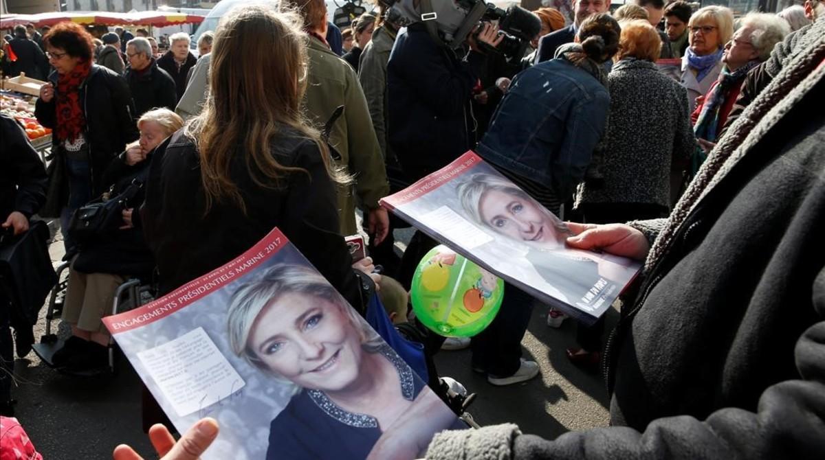 Seguidores de Marine Le Pen distribuyen propaganda en el mercado de Henin-Beaumont. 