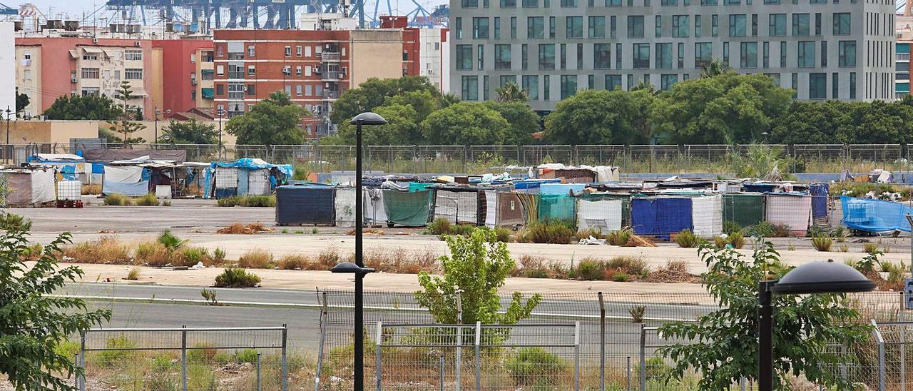 Uno que desaparece
El asentamiento de la calle 
Gaspar Bono fue desalojado 
por el inicio de las obras para
 abrir la calle.  levante-emv