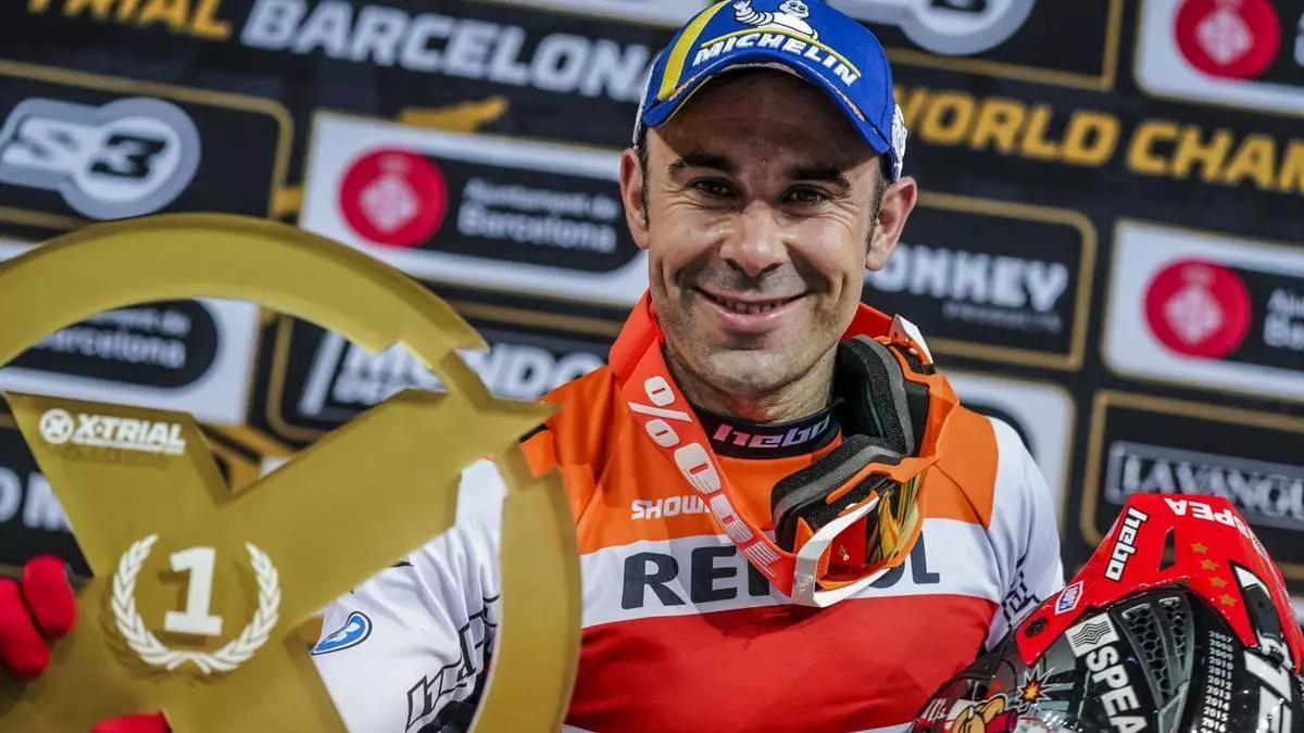 Toni Bou celebra uno de sus múltiples títulos.