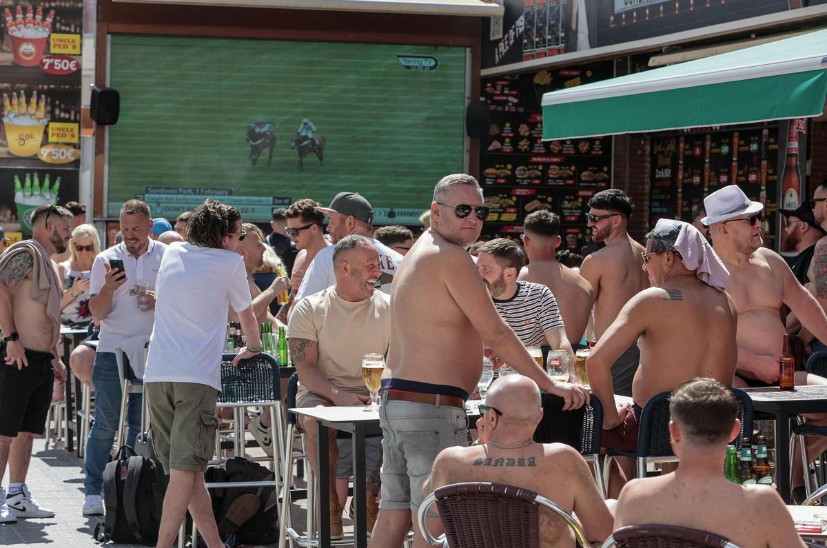 Los turistas toman el sol en las terrazas de Benidorm hasta quemarse la piel