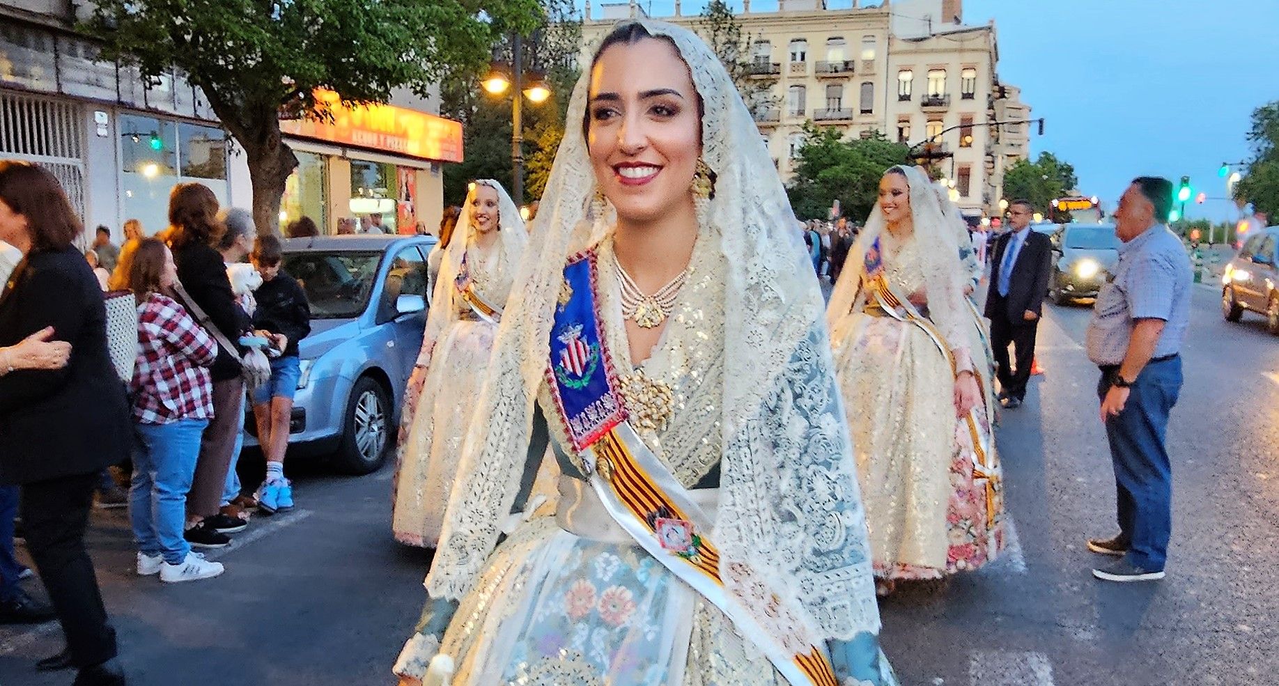 Laura, Paula, las cortes y las fallas de Zaidía acompañan al Cristo de la Fe