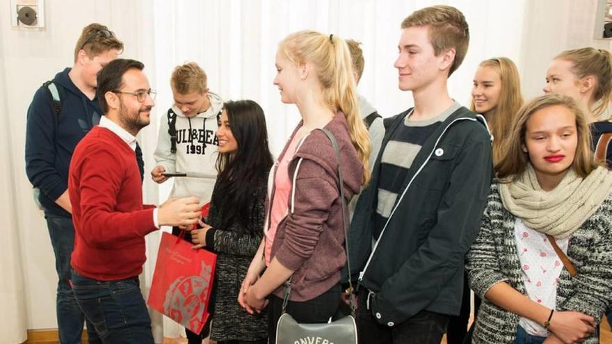 Martínez, ayer con los jóvenes noruegos.