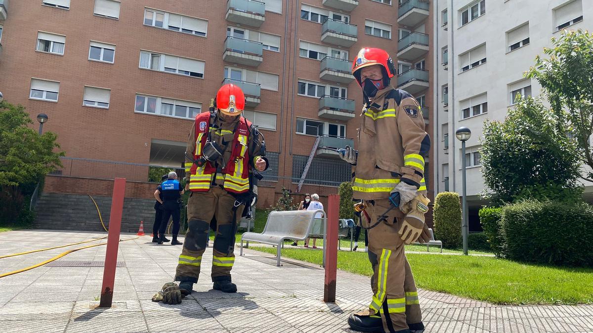 Bomberos, tras apagar el fuego