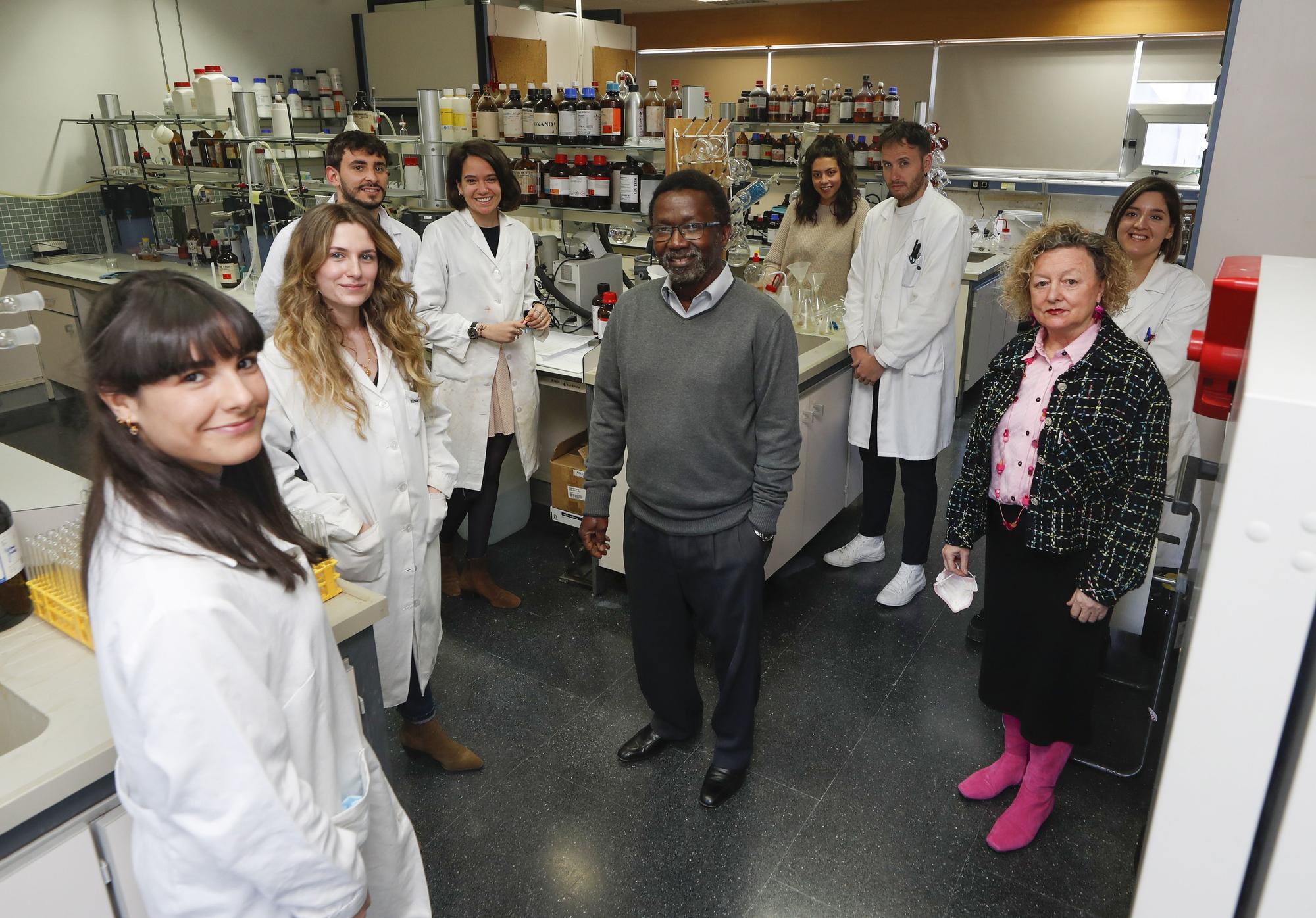 Integrantes del grupo de investigación en su laboratorio de Química.