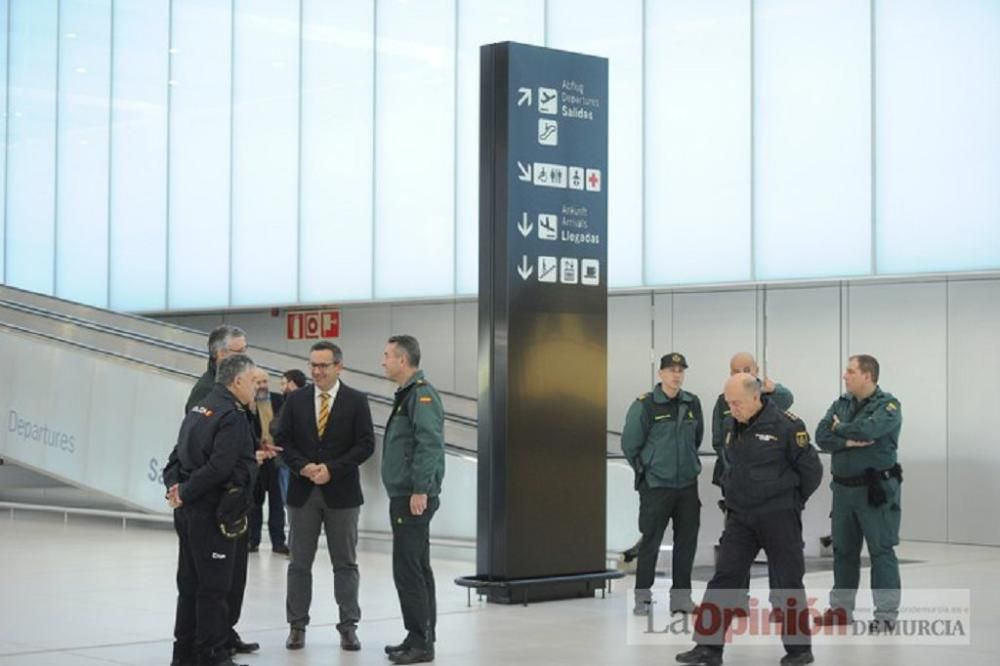 El delegado del Gobierno visita el aeropuerto de Corvera