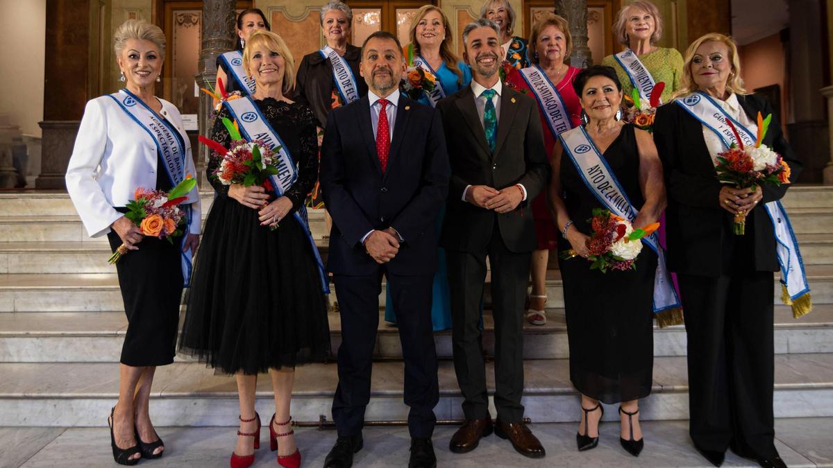 El alcalde y el concejal de Fiestas, con las aspirantes que protagonizan la gala de los mayores del Carnaval.