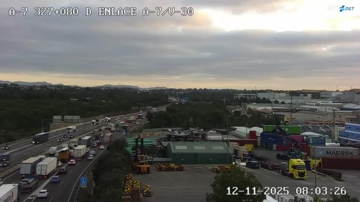 Tráfico denso en la A-7 a la altura del enlace con la V-30