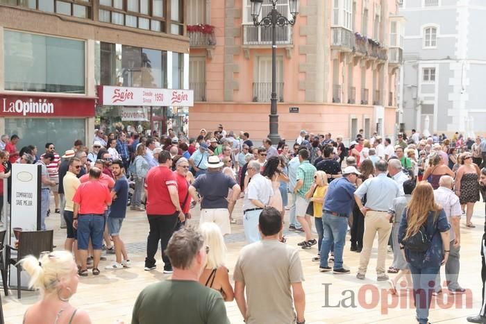 Cientos de personas protestan frente al Ayuntamiento de Cartagena por el pacto entre PP, PSOE y Cs