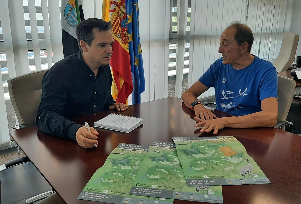 El director general de Turismo, Óscar Mateos, reunido con el secretario general de Grus Extremadura.