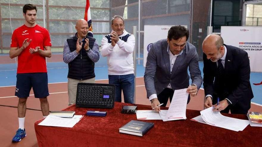 Alex Santos, con la nueva indumentaria, Manuel García, Fermín Cacho, con Luis Miguel Ordóñez y Antonio Corripio. firmando el convenio