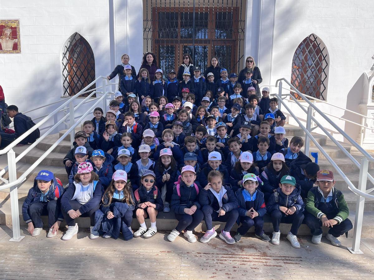Alumnado del colegio La Concepción de Ontinyent en el Via Crucis.