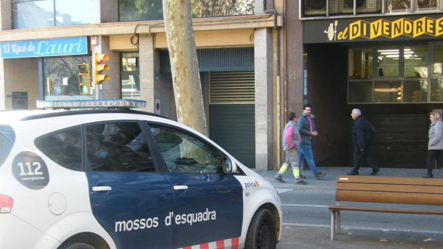 Un cotxe dels Mossos davant l&#039;edifici on s&#039;ha produït la mort