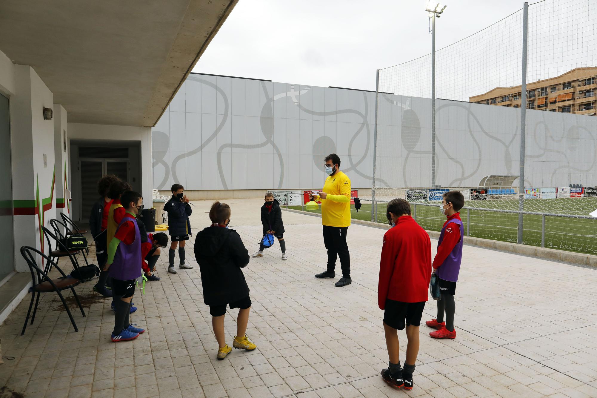 Los niños vuelven a entrenar después de las restricciones