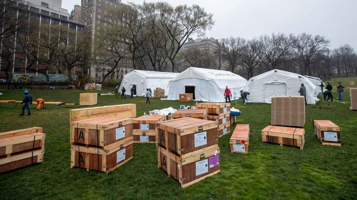 Instalación ayer de un centro médico de campaña del hospital Mount Sinai West en el vecino Central Park de Nueva York