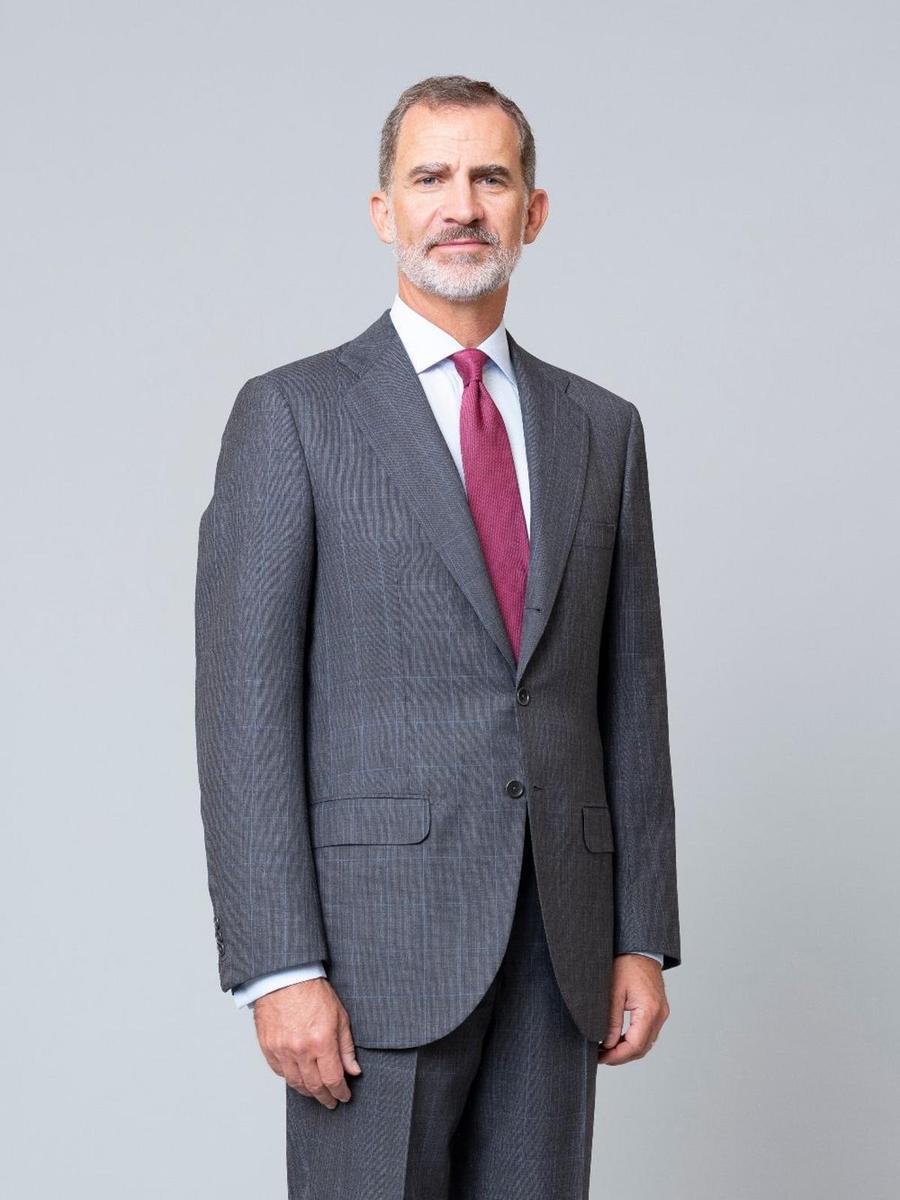 Felipe VI con traje gris en un retrato oficial