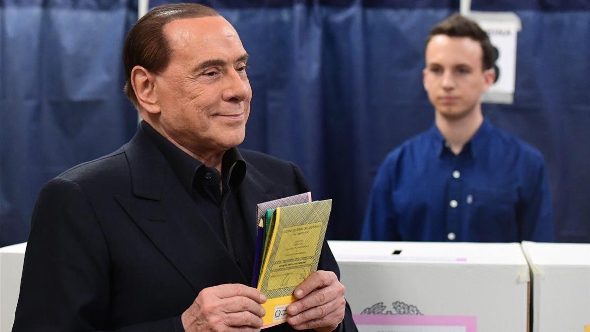 Silvio Berlusconi en su colegio electoral antes de depositar su voto durante la jornada electoral del pasado domingo