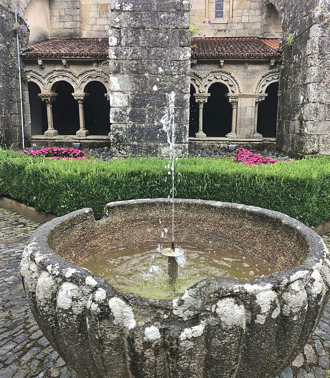 A la derecha, fuente rosaliana en en claustro de la Sar. 