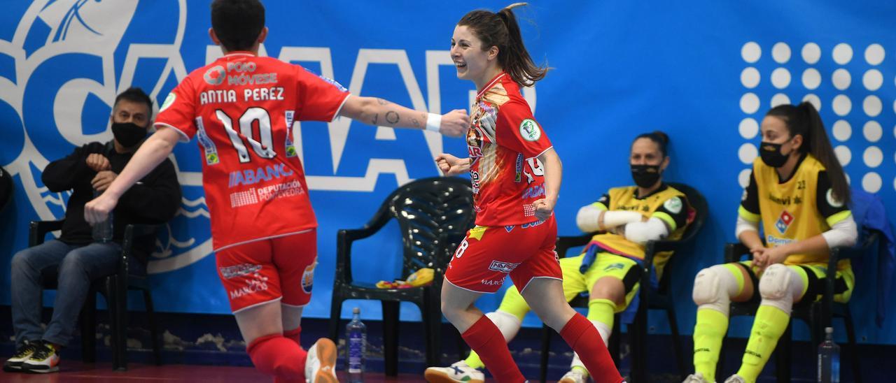 Ana Rivera celebra un gol contra el Móstoles en el partido de la primera vuelta en Poio.