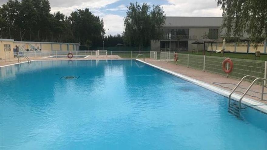 Los municipios ponen a punto las piscinas para el verano