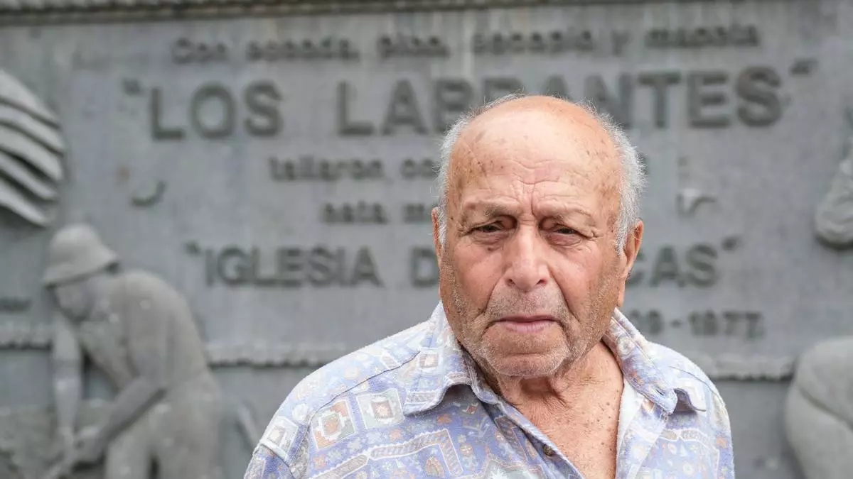 Las campanas de Arucas despiden a Juan Pancho, maestro de la piedra