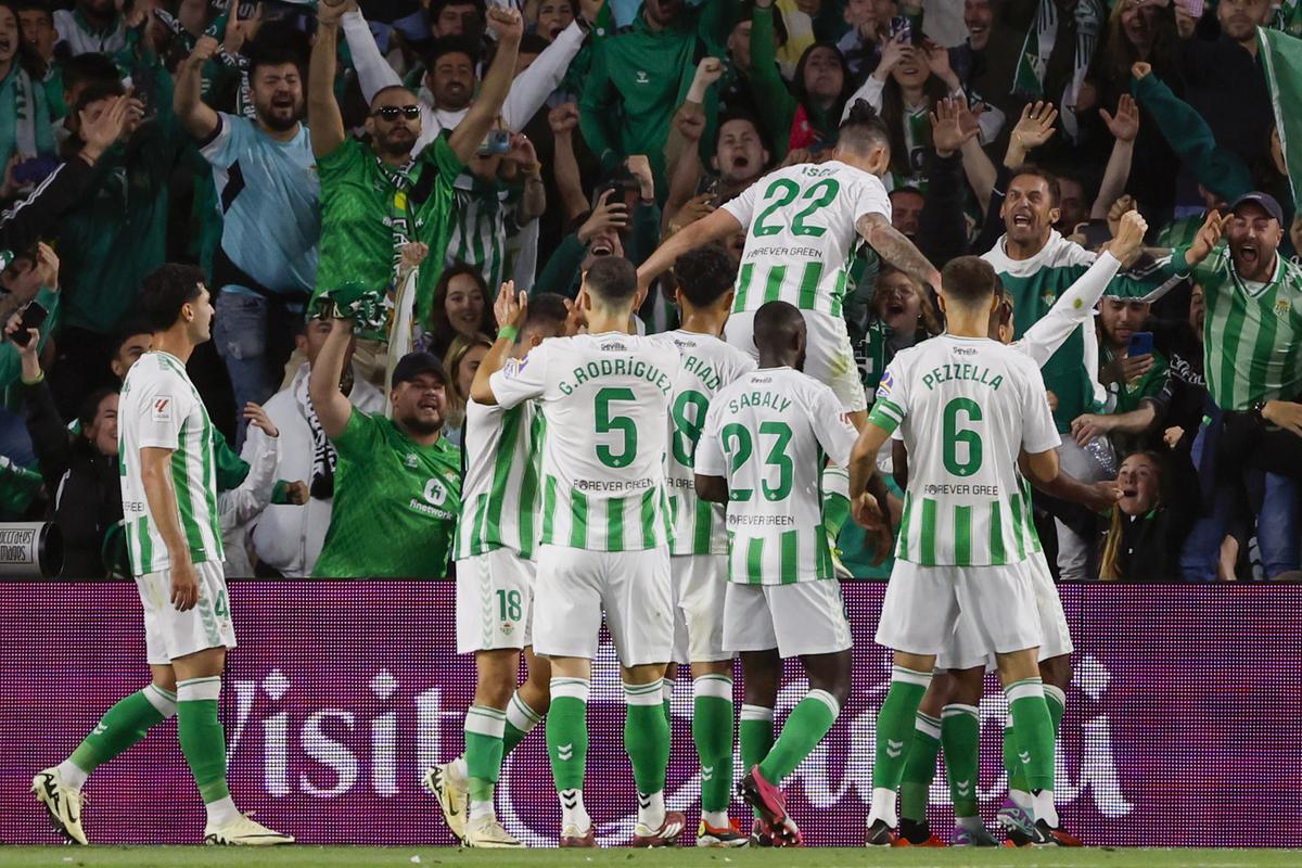 Los jugadores del Betis celebran su gol.