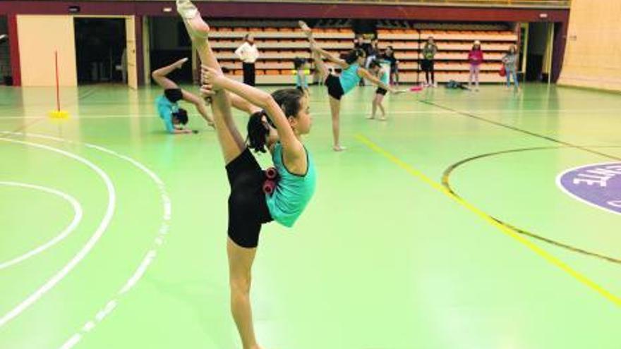 Las alumnas realizan un ejercicio en la pista del pabellón.