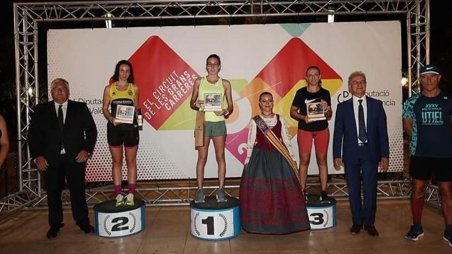 La atleta crevillentina Nazareth Asencio, en el centro, campeona en Utiel
