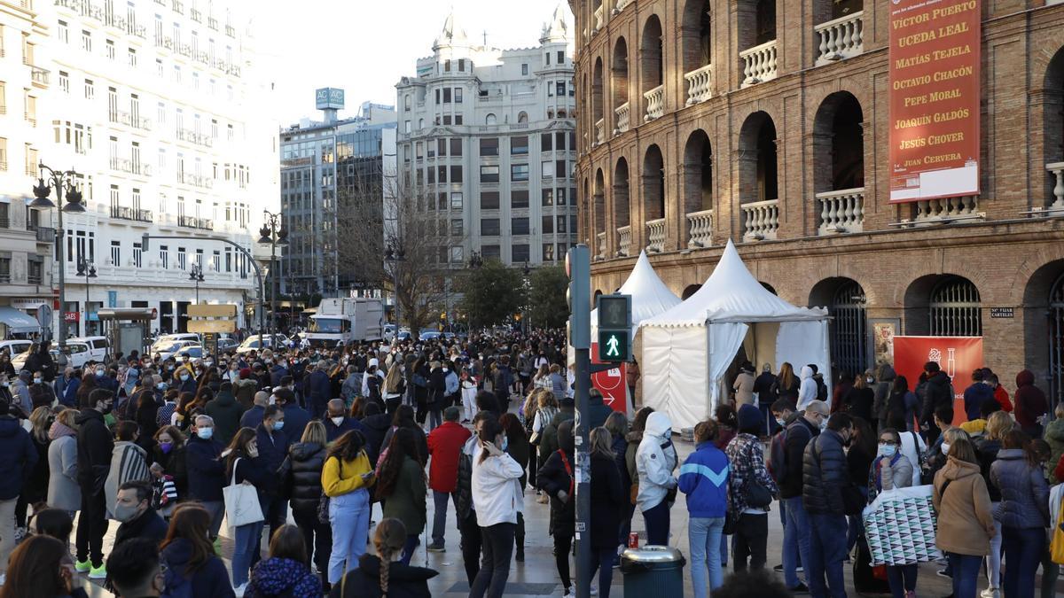 Grandes colas para vacunarse este viernes en la Plaza de Toros de València