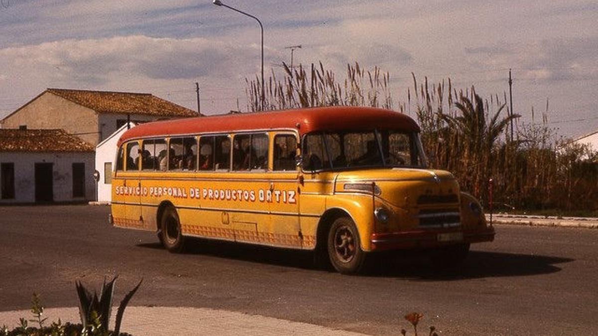 Histórica foto del autobús que llevaba a los trabajadores de Madalenas Ortiz