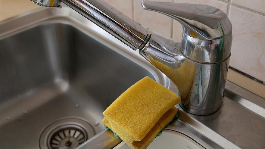 Cortar una esquina del estropajo: el truco que cada vez usa más gente para lavar platos