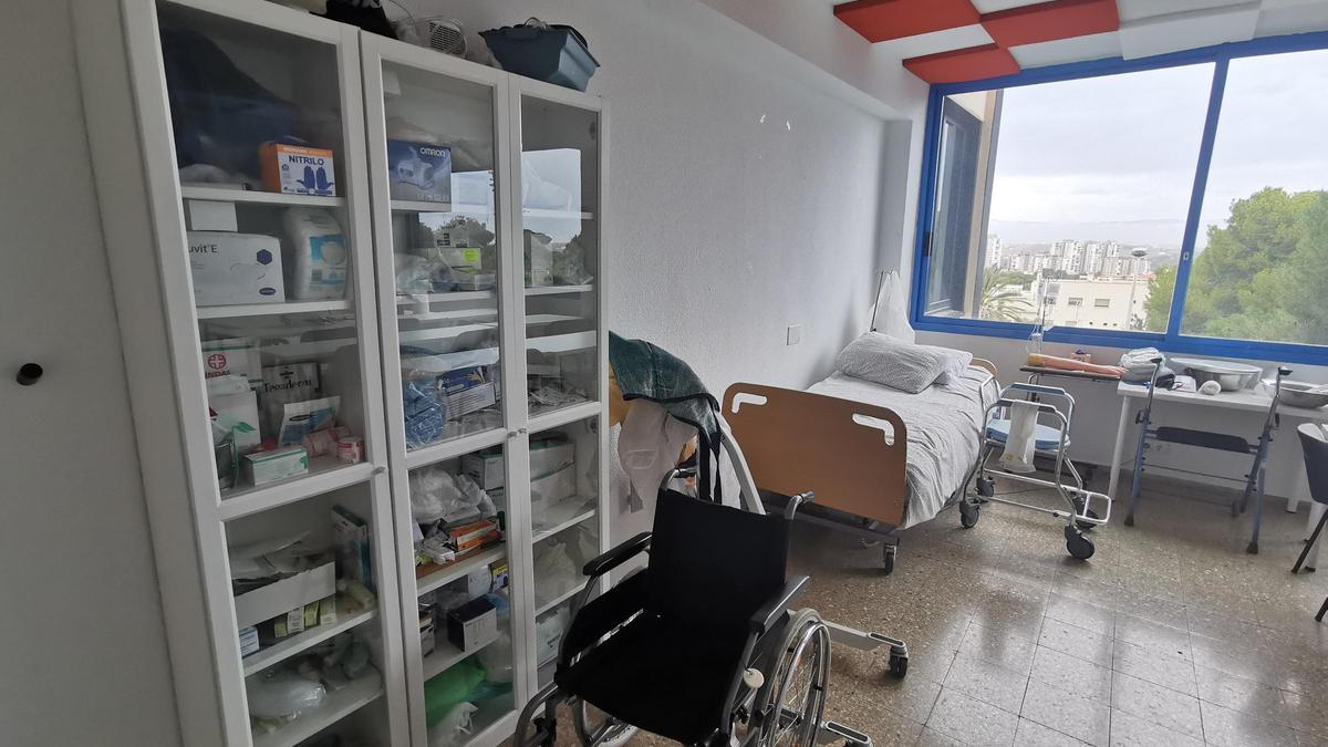 Un aula donde se hacen simulacros de enfermería con material noruego en Alicante
