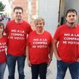 La que fue candidata del PSOE en Albudeite, Isabel Peñalver, posó con una camiseta denunciando la compra de votos en anteriores elecciones.